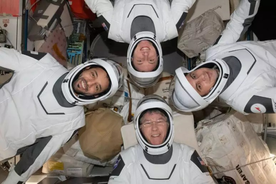 Astronautas da NASA retornam à Terra após 286 dias no espaço em meio a polêmica política