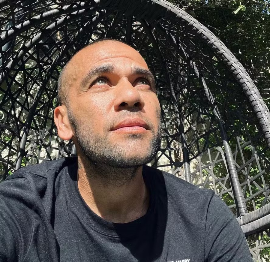 Daniel Alves recupera passaporte e pode retornar ao Brasil