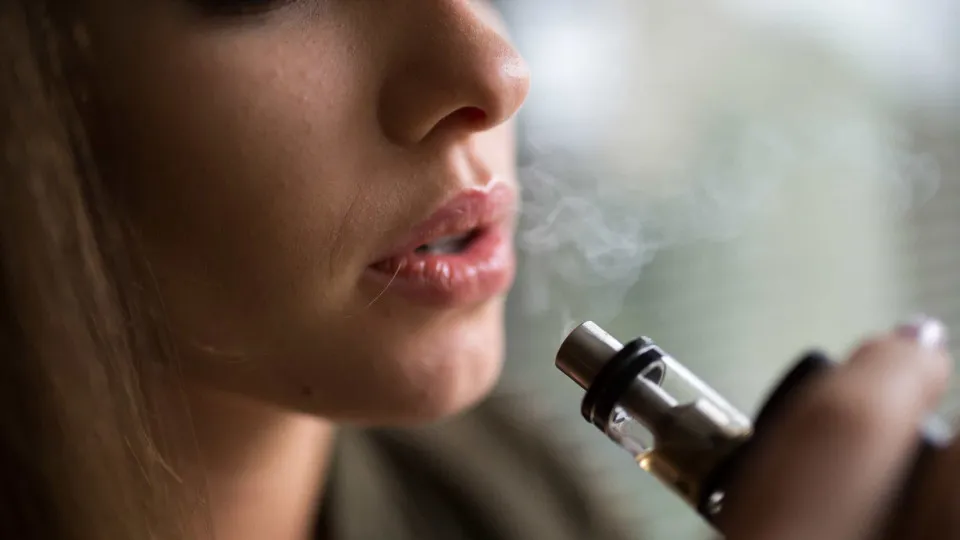 Governo dá 48 horas para redes removerem anúncios de cigarro eletrônico