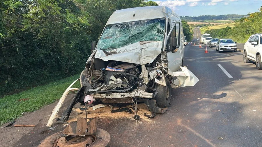 Colisão entre van e caminhão deixa homem gravemente ferido na PR-444