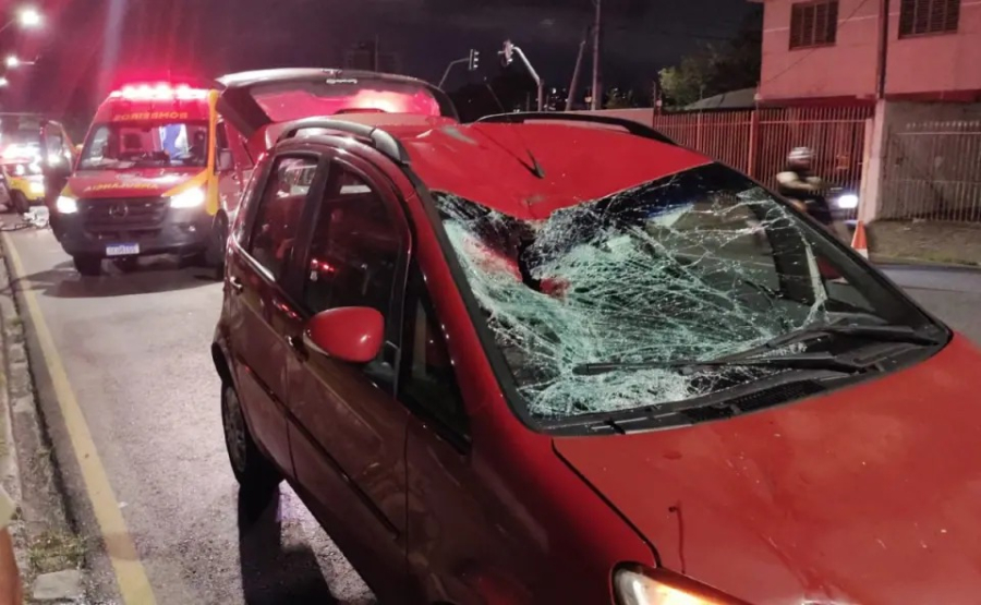 Ciclista fica em estado grave após colisão frontal com carro em Curitiba
