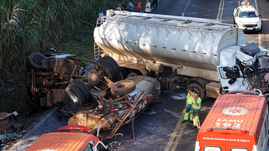 Caminhoneiro fica preso às ferragens após acidente na BR-277