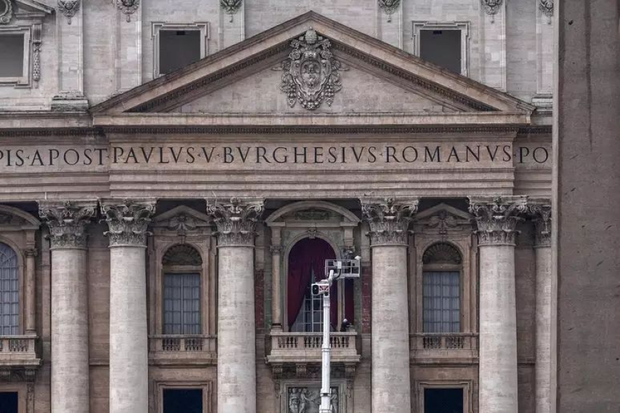 Basílica de São Pedro já se prepara para anúncio do novo papa com instalação de cortinas cerimoniais