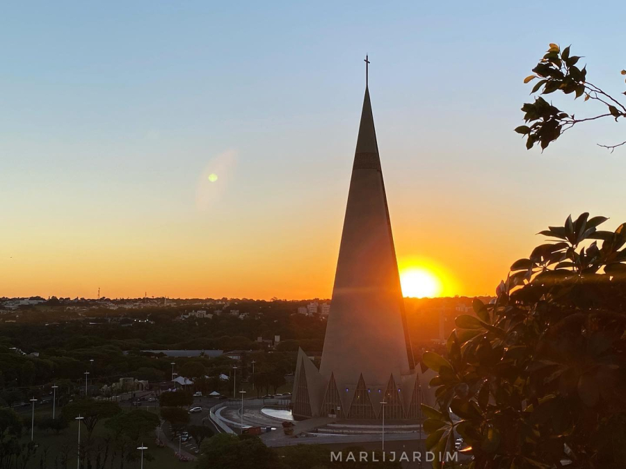 Céu limpo e calor marcam a quinta-feira em Maringá