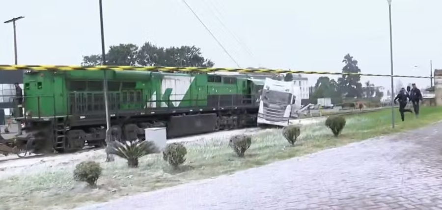 Acidente entre trem, caminhão, moto e carros deixa um morto e uma mulher ferida