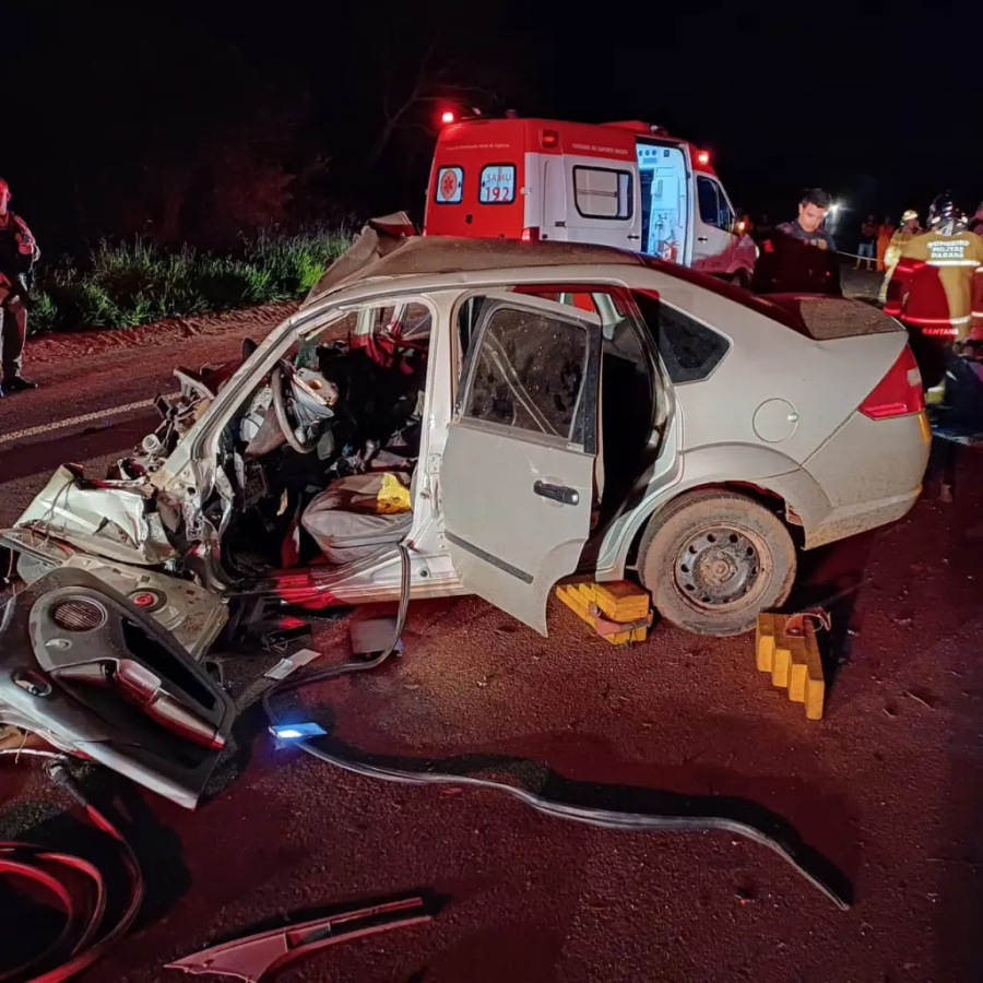 Grave colisão entre quatro veículos deixa quatro mortos na BR-487, no Noroeste do Paraná
