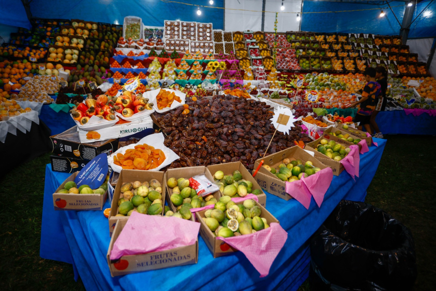 Frutas exóticas chamam a atenção do público na Expoingá com variedades inusitadas e saborosas