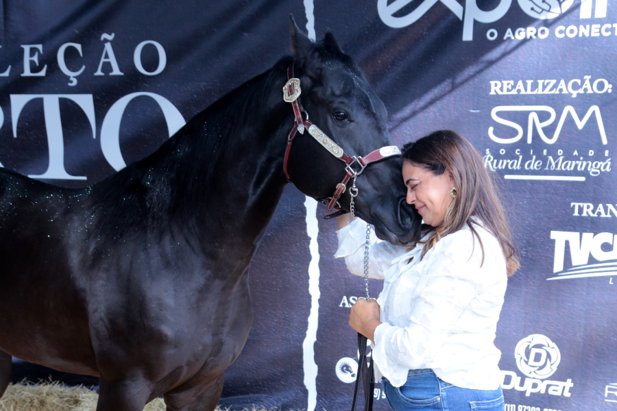 Presidente da Sociedade Rural de Maringá recebe homenagem emocionante com cavalo que simboliza legado e superação