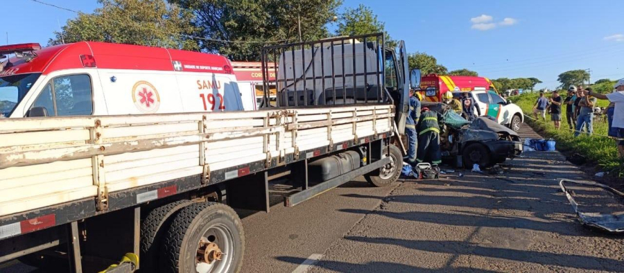 Colisão entre carro e caminhão no Contorno Sul termina com duas mortes e dois feridos em estado gravíssimo