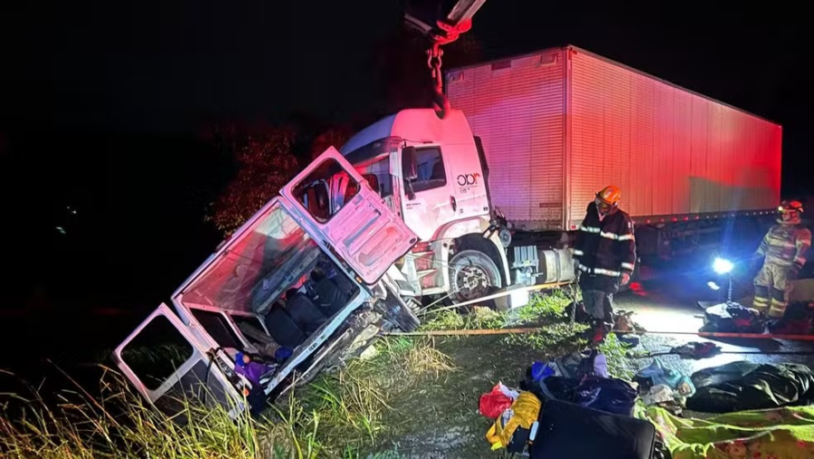 Tragédia na BR-251: colisão entre van e carreta deixa nove mortos e 12 feridos em Grão Mogol (MG)