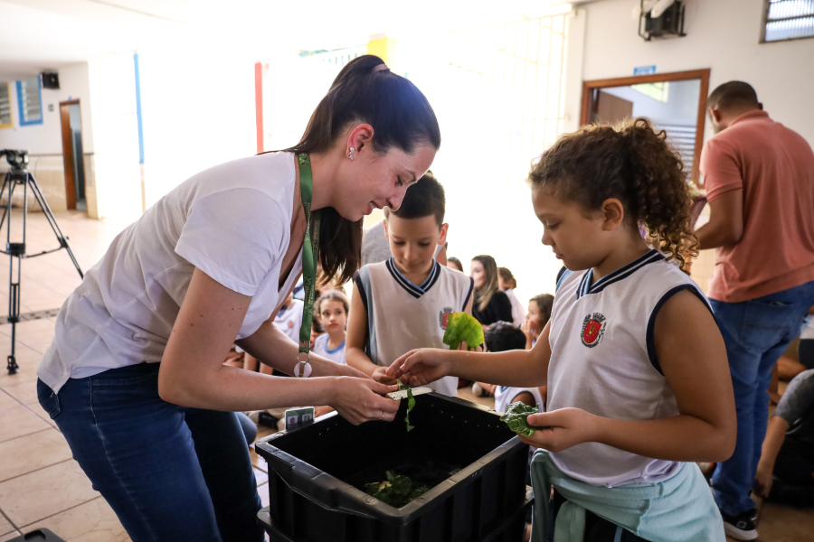 Composteiras chegam às escolas de Maringá e ensinam crianças a transformar resíduos em adubo
