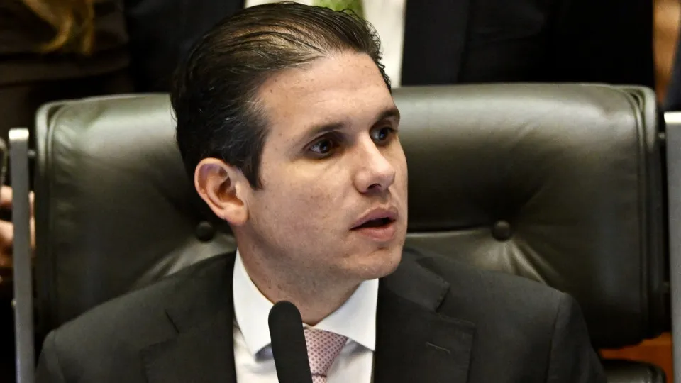 Oposição pressiona Motta para analisar prisão, mas Zambelli enfrenta isolamento na Câmara