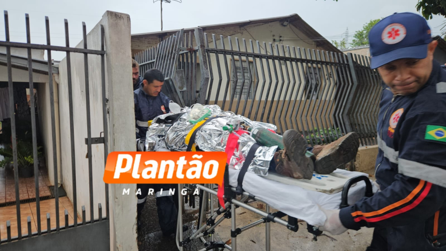 Homem cai de telhado durante reparo e é socorrido pelo SAMU em Maringá