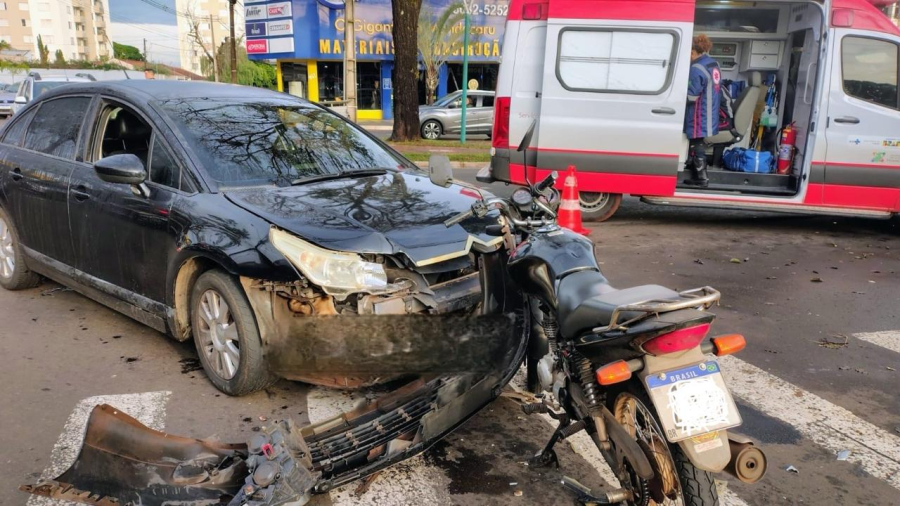 Colisão entre carro e moto deixa mulher gravemente ferida na Avenida Mandacaru, em Maringá