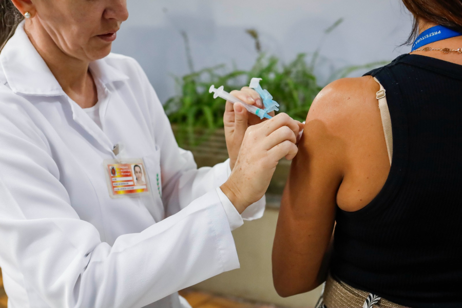 Prefeitura de Maringá reforça vacinação contra gripe e aplica mais de 880 doses no Paço Municipal
