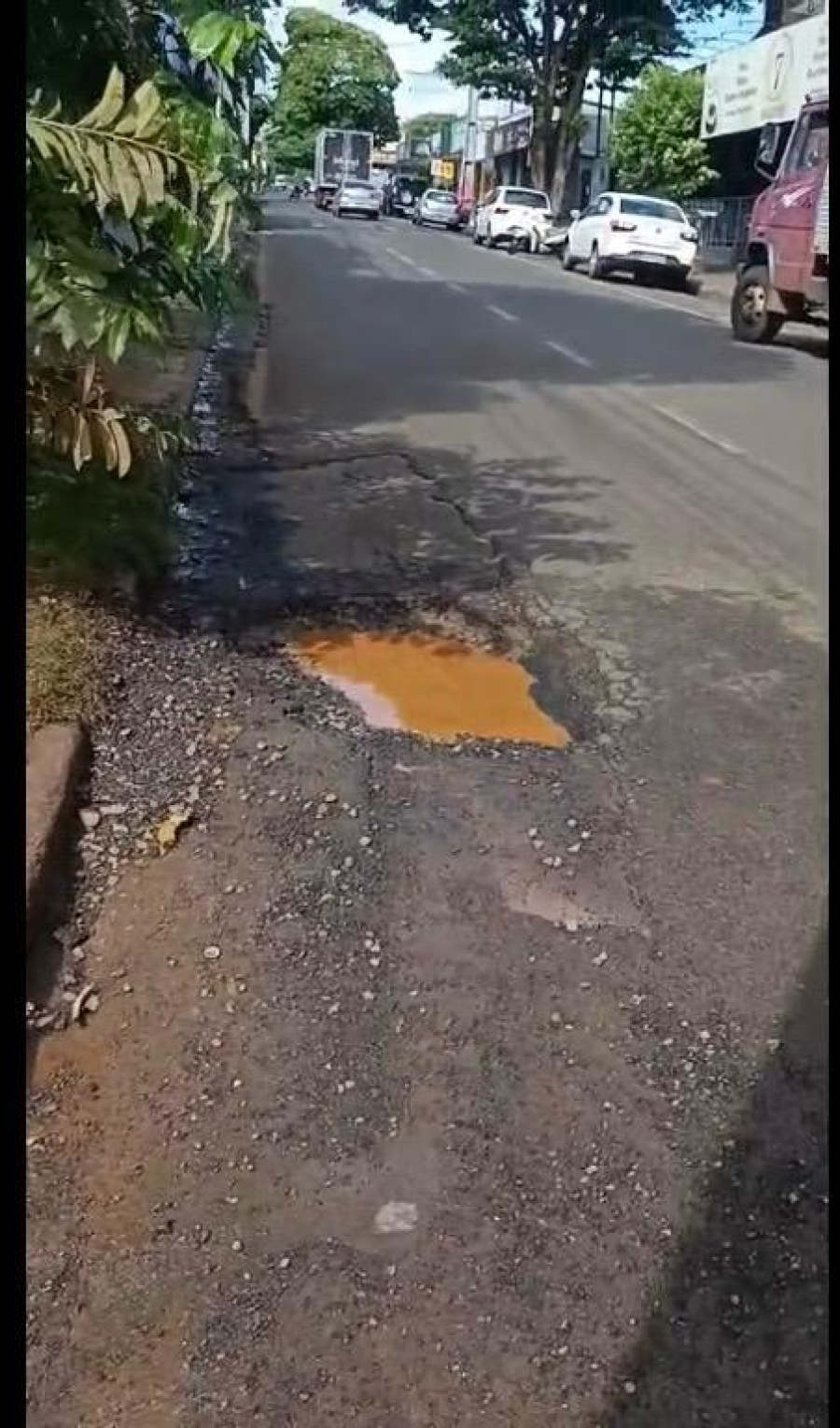 População reclama de buraco que danifica veículos na rua Cuiabá em Sarandi