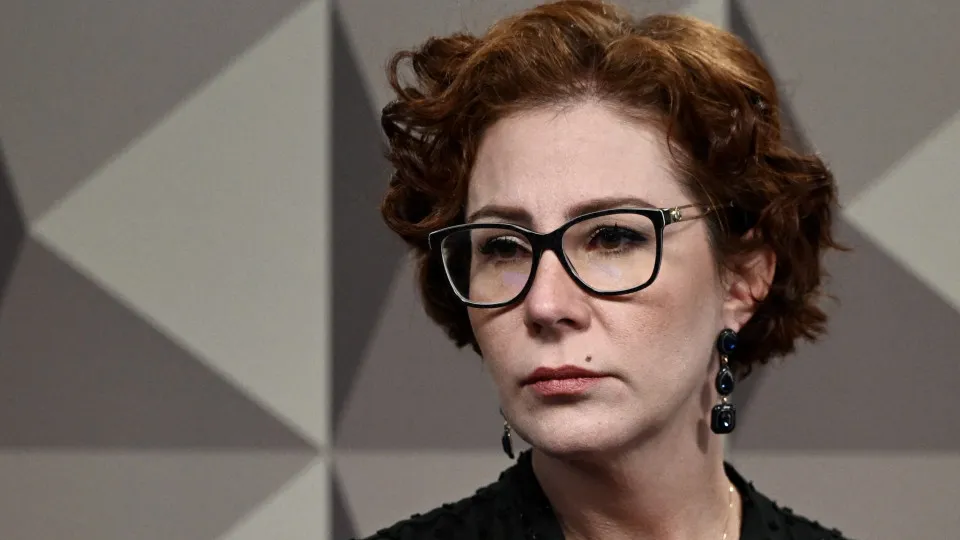 Banco bloqueia contas e cartões de Carla Zambelli