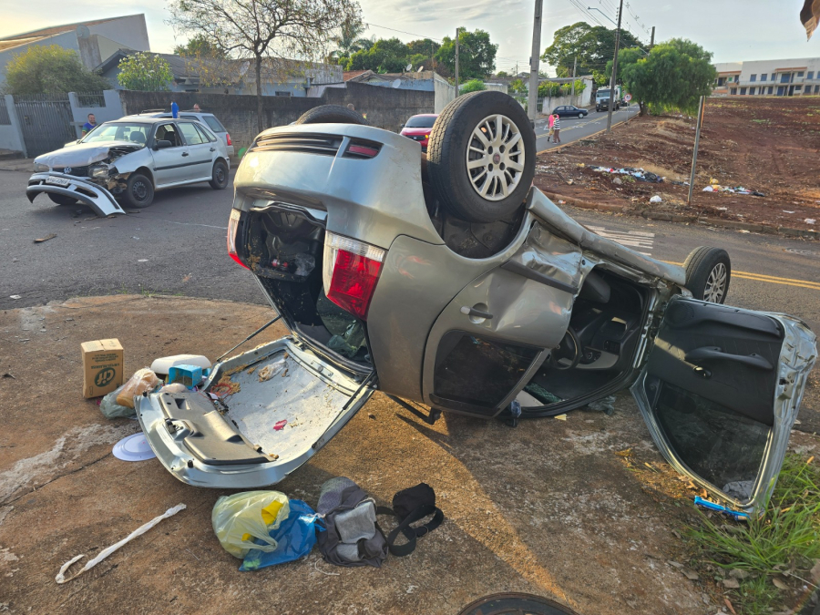 Motorista na contramão provoca capotamento em Maringá