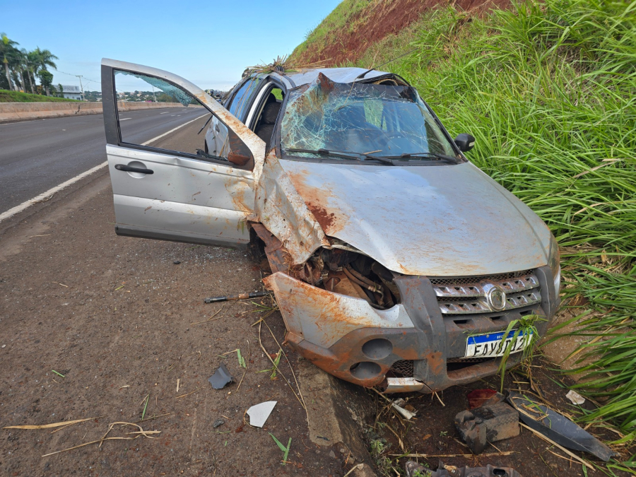 Motorista sofre grave capotamento após ser fechado por caminhão no Contorno Norte de Maringá