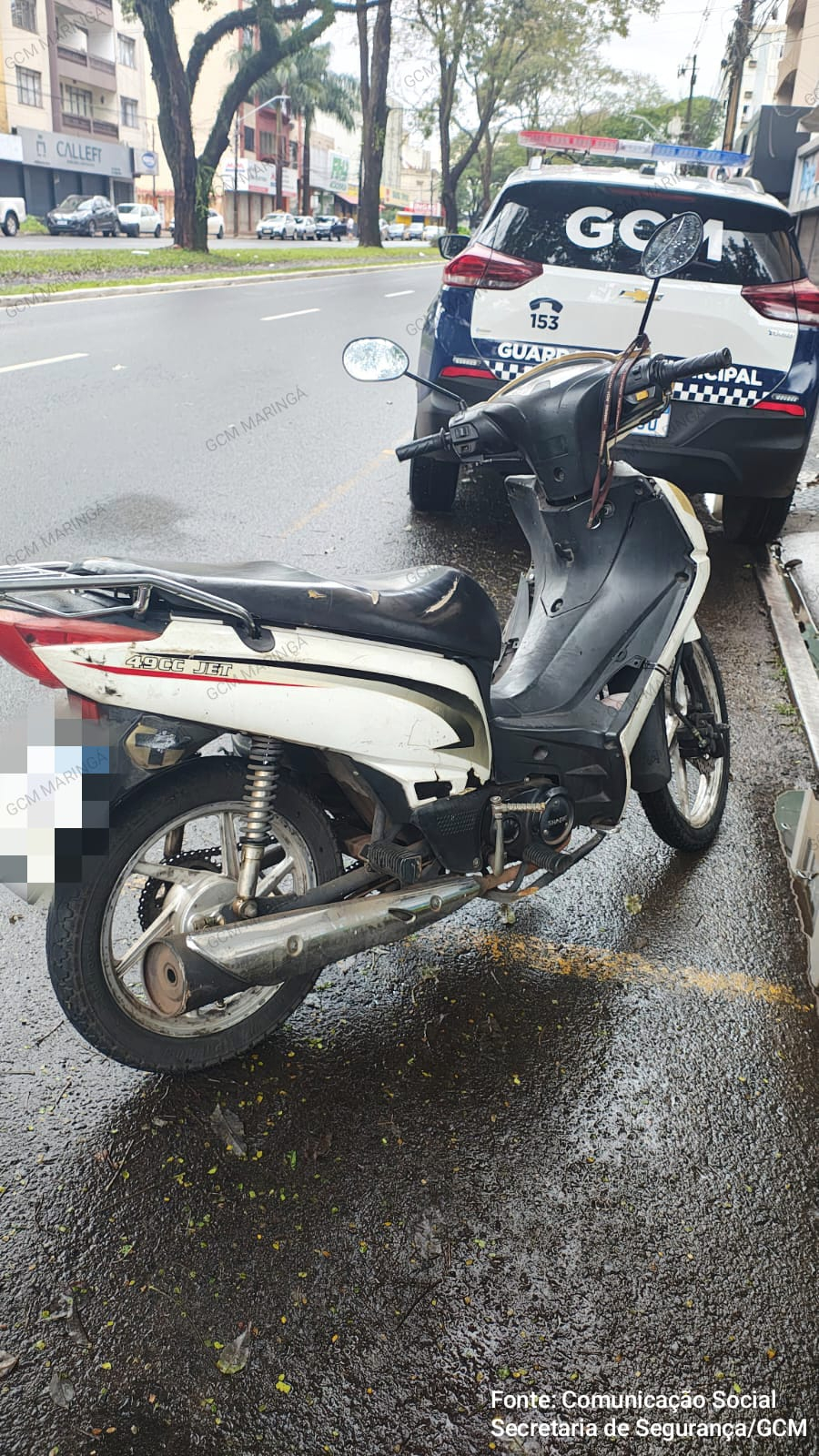 Motociclista sem habilitação e pilotando sem capacete é detido pela GCM em Maringá; moto somava quase R$ 20 mil em dívidas