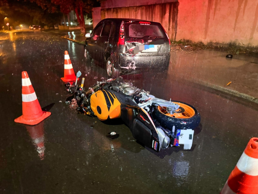 Motociclista sofre traumatismo craniano após colisão violenta com carro estacionado em Maringá