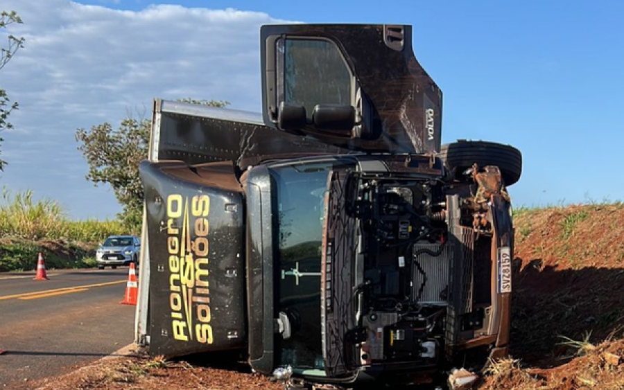 Caminhão de equipe de Rionegro & Solimões se envolve em grave acidente na BR-369