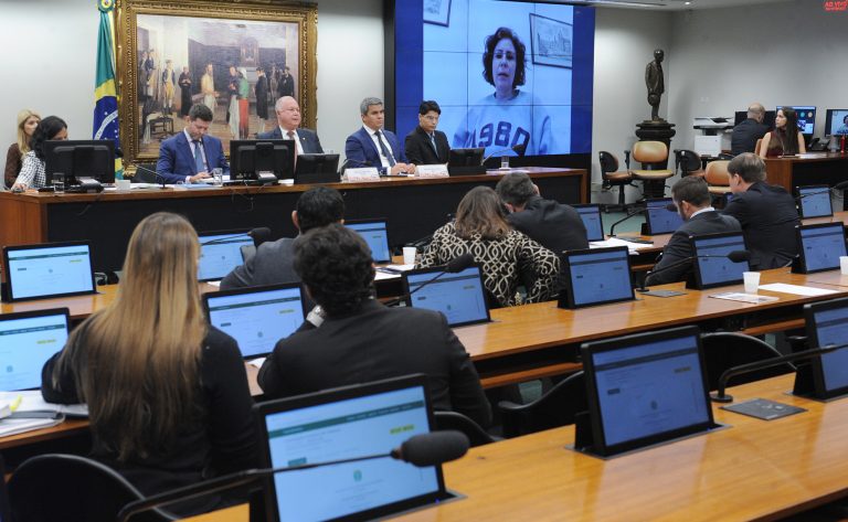 “Em pouco tempo vou estar solta", diz Carla Zambelli em depoimento na CCJ